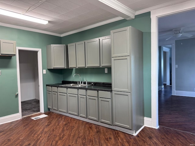 kitchen with gray cabinetry, dark hardwood / wood-style floors, sink, and ceiling fan