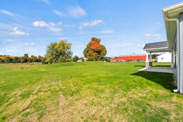 view of yard featuring a patio