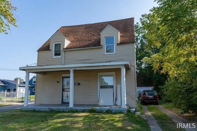 view of front facade with a front yard