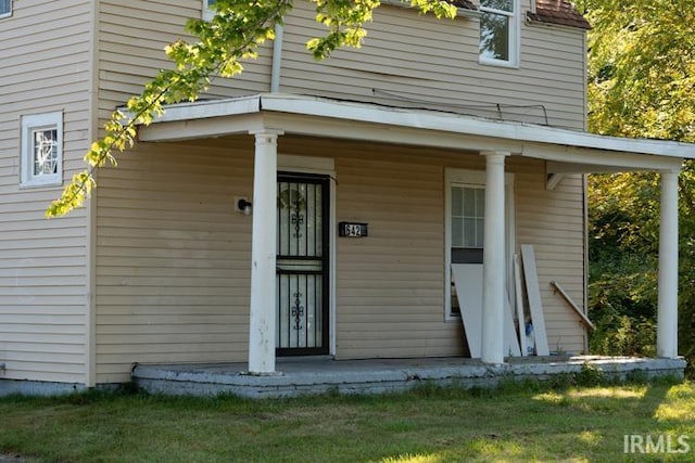 property entrance featuring a porch