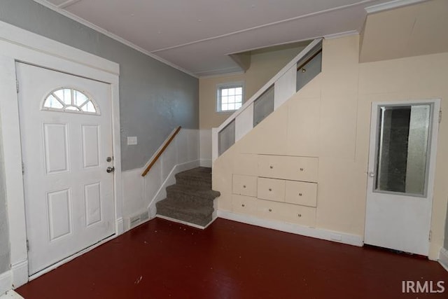 entryway with crown molding