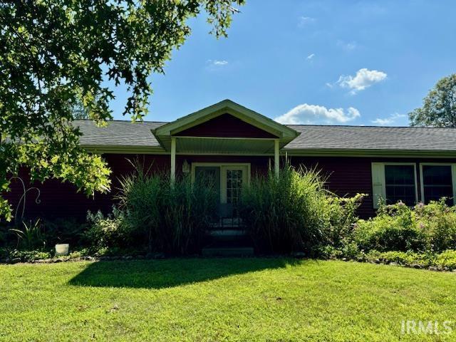 view of front of house featuring a front lawn