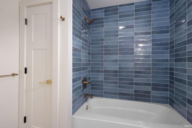 bathroom with tiled shower / bath combo