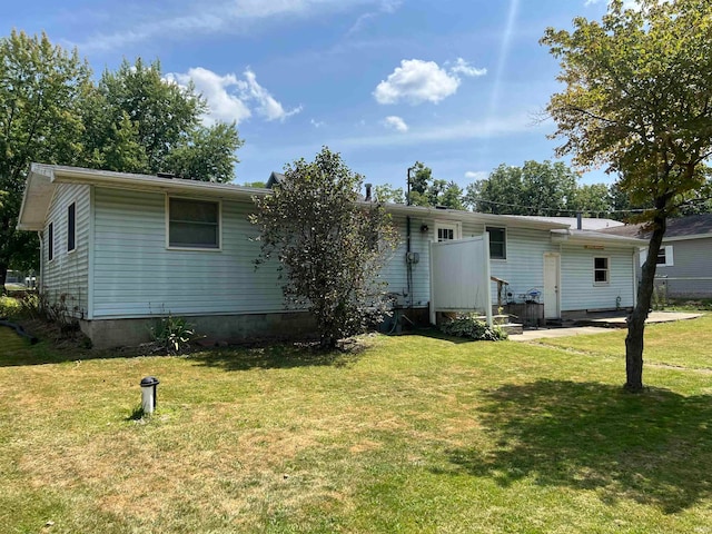 manufactured / mobile home with a front lawn