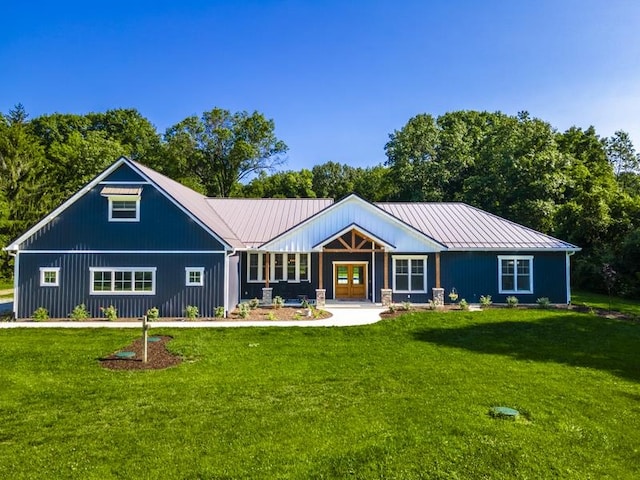 view of front of house featuring a front yard