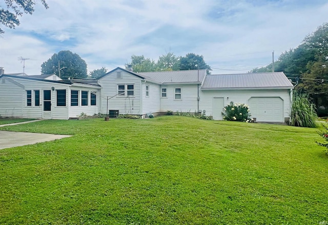 view of front facade featuring a front lawn, a garage, and cooling unit