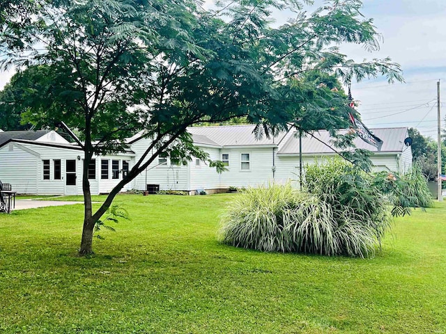 view of yard with cooling unit