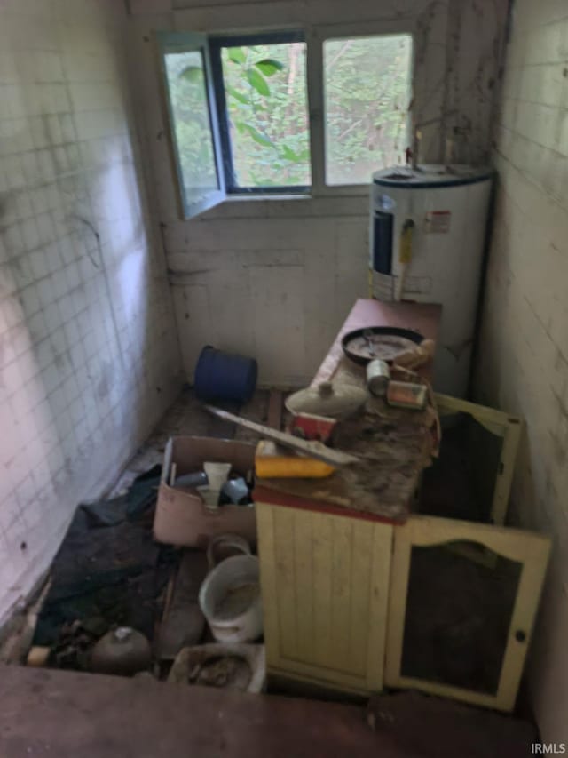 miscellaneous room with electric water heater