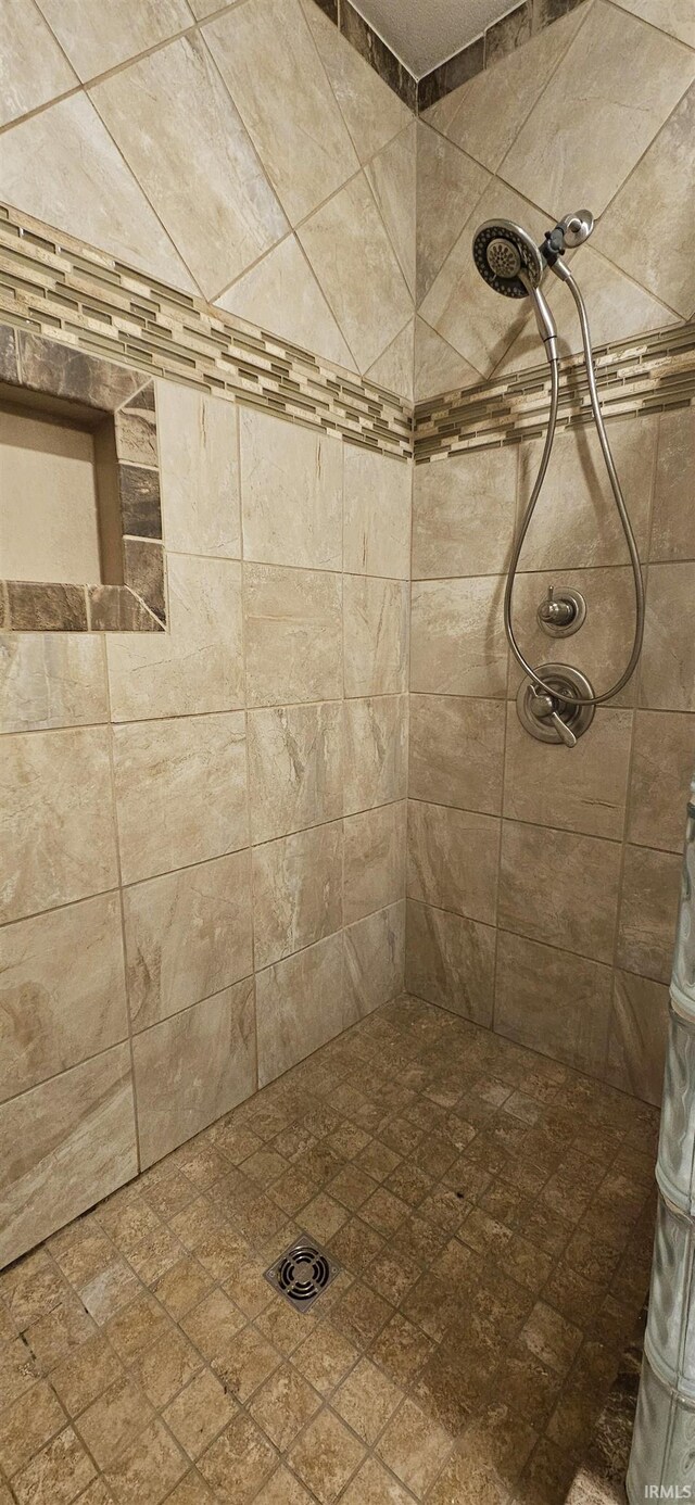 full bath with tiled shower