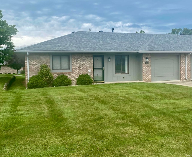 view of front facade featuring a garage and a front yard