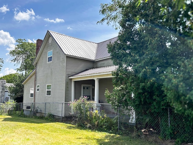 view of front of home with a front lawn