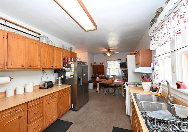 kitchen with sink, stainless steel fridge, ceiling fan, and electric range oven