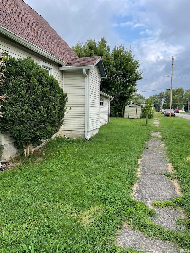 view of yard with a shed