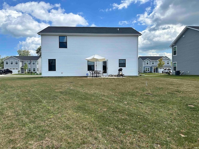 back of house featuring a lawn