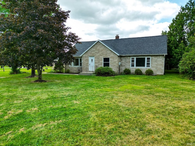 view of front of property featuring a front lawn