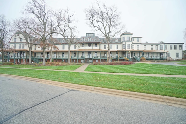 view of front of home featuring a front yard