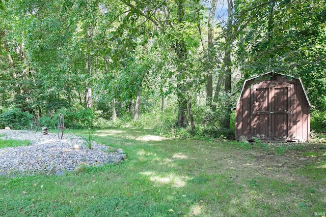 view of yard featuring a storage unit