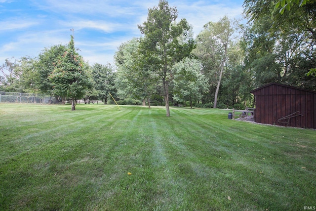 view of yard with a storage unit