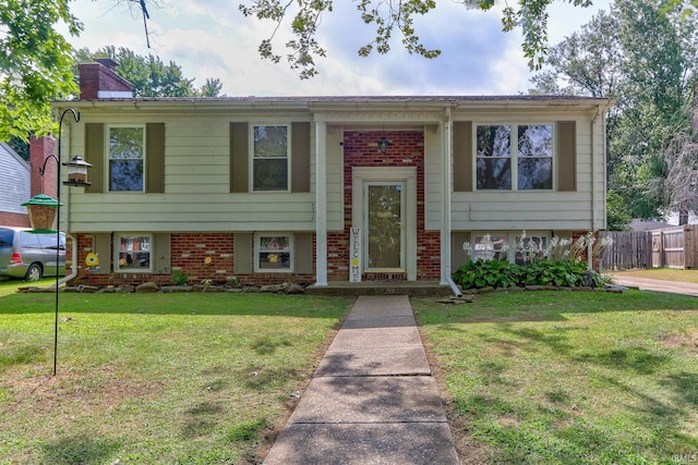 bi-level home featuring a front lawn