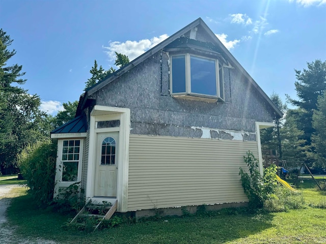 view of side of property featuring a lawn