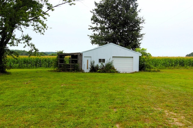 view of yard featuring an outdoor structure and a garage