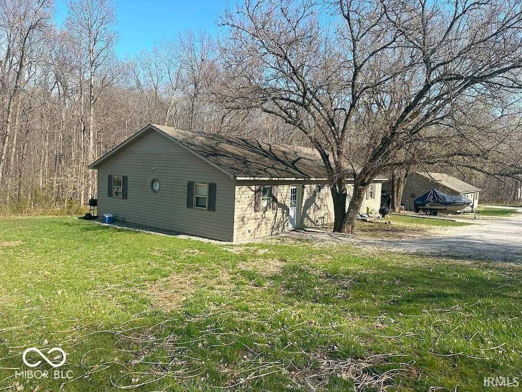 view of side of property featuring a lawn