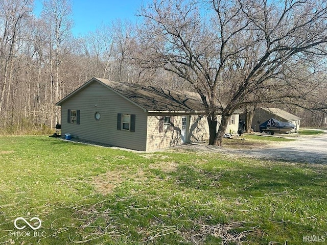 view of side of property featuring a lawn