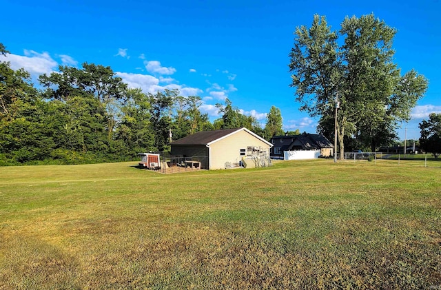 view of yard with an outbuilding