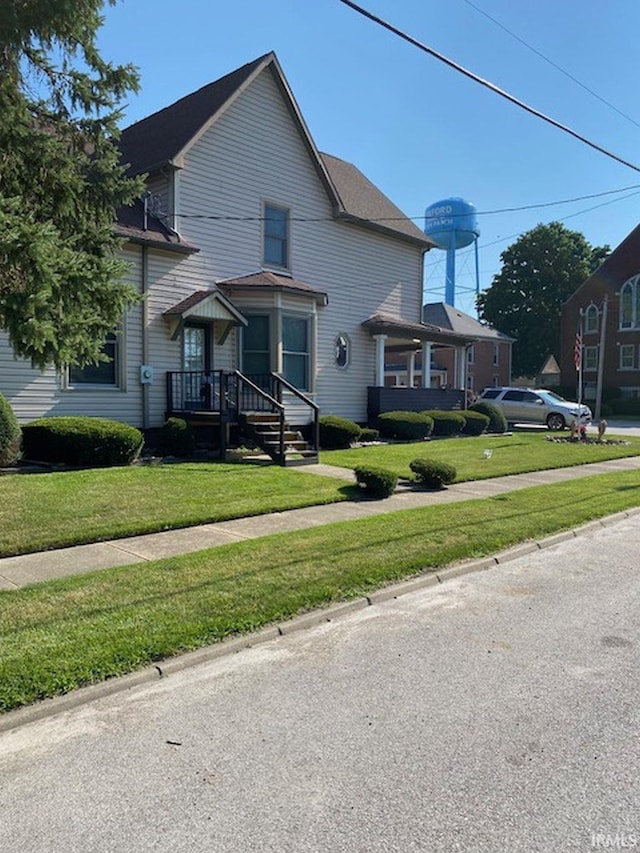 view of front of property featuring a front lawn