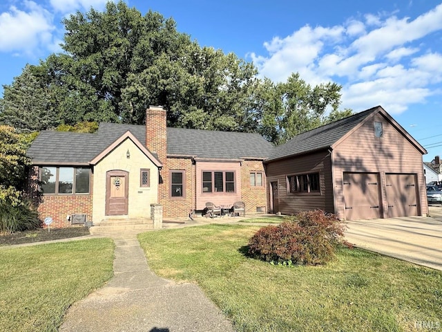 view of front of home featuring a front yard and a garage