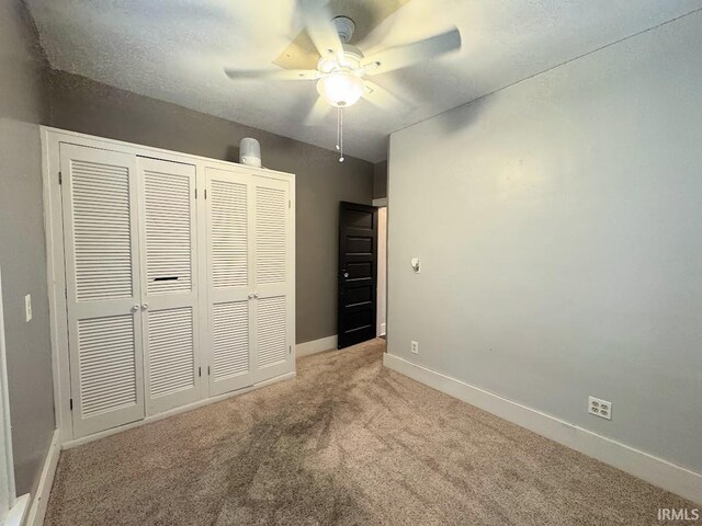 dining area with sink, crown molding, a chandelier, and dark hardwood / wood-style floors