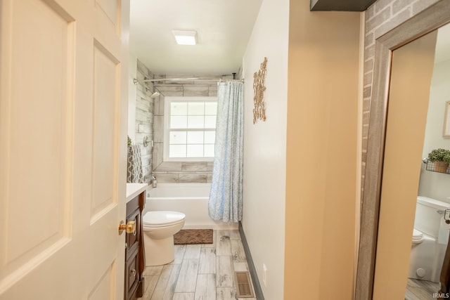 full bathroom with toilet, vanity, and shower / bath combo