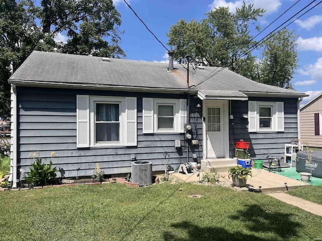 1112 E Fourth St, Mount Vernon, IN 47620 - view of front of house with cooling unit, roof with shingles, and a front yard