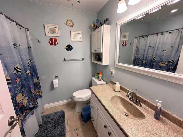 full bath featuring tile patterned flooring, a shower with curtain, toilet, vanity, and baseboards