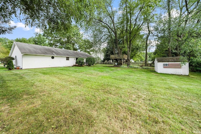 view of yard with a storage unit