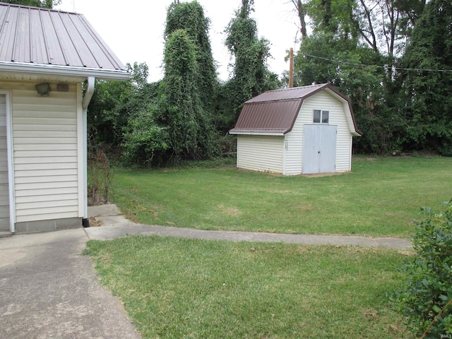 view of yard featuring a storage unit