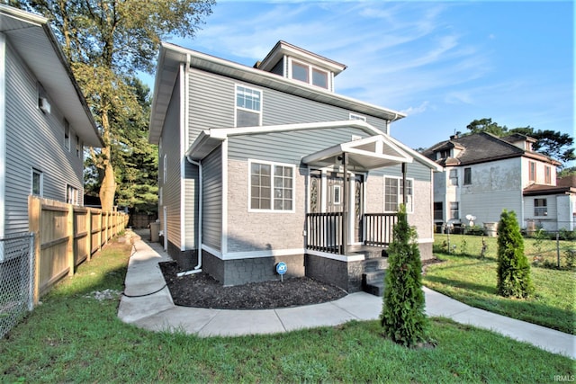 view of front of home featuring a front yard