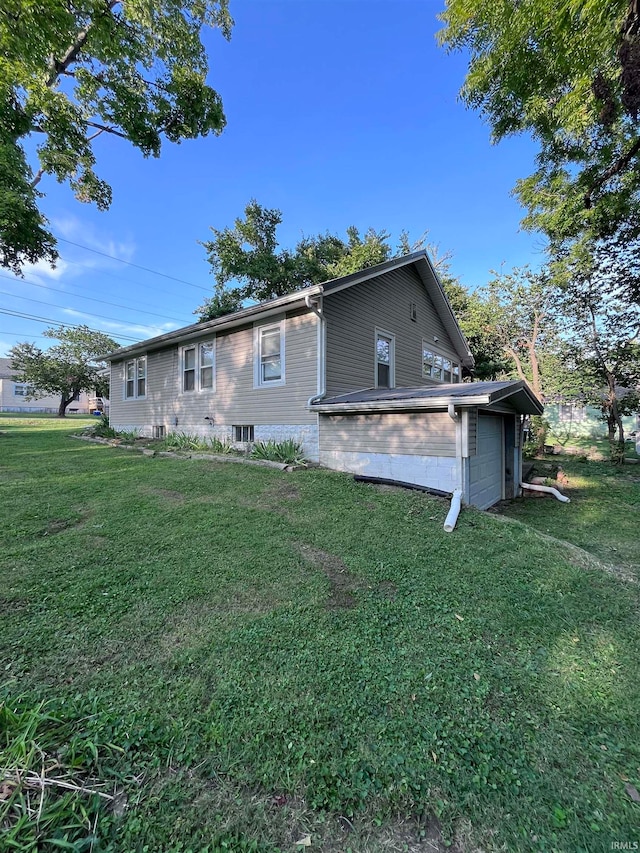 view of side of property featuring a lawn