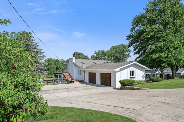 view of front of home featuring a front lawn