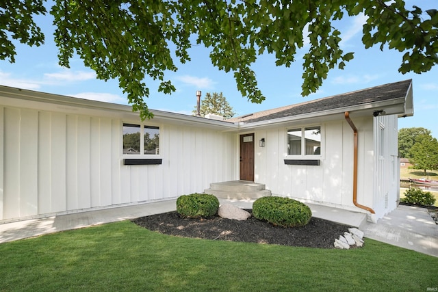 view of front of property with a front yard