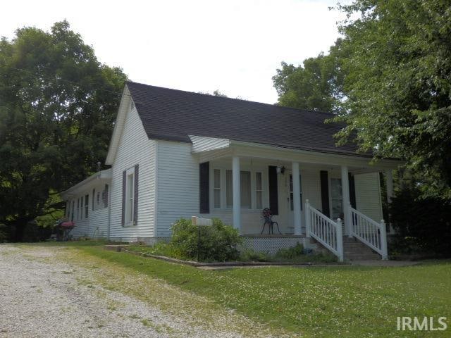 view of front facade featuring a front lawn and a porch