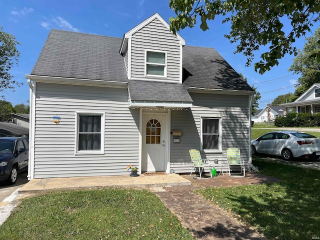 view of front of property featuring a front lawn