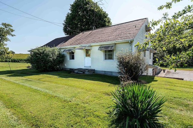 bungalow featuring a front yard