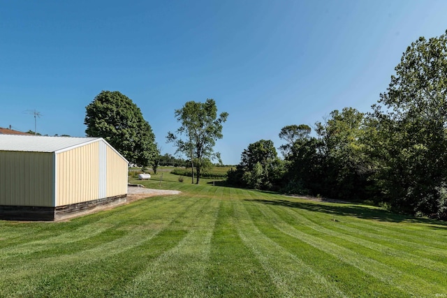 view of yard featuring an outbuilding and an outdoor structure