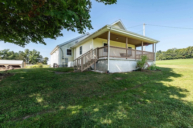 view of front of home featuring a front yard