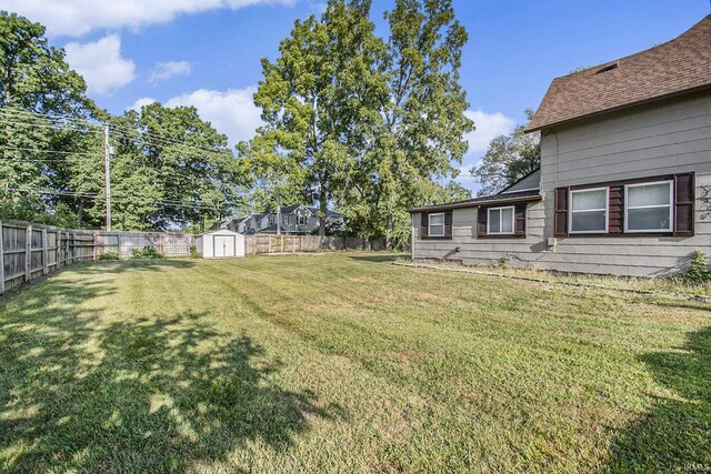 view of yard with a storage unit