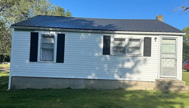 view of side of property featuring a yard