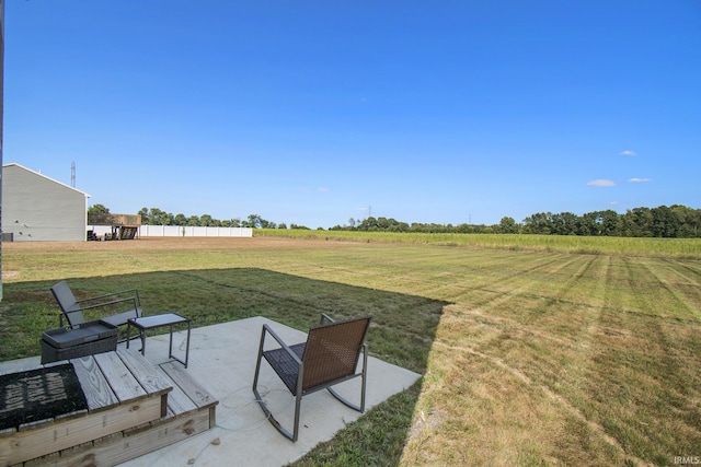 view of yard featuring a rural view