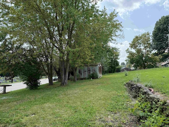 1302 21st St, Bedford, IN 47421 - view of yard featuring an outbuilding