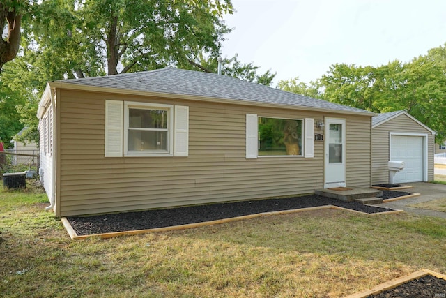 view of front of house featuring a front lawn and a garage